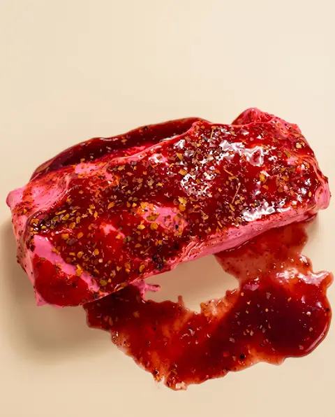Acercamiento del turrón con el chamoy escurriendo